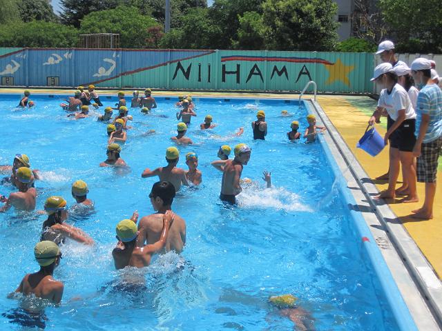 小学校最後のプール ６年生 職員室より